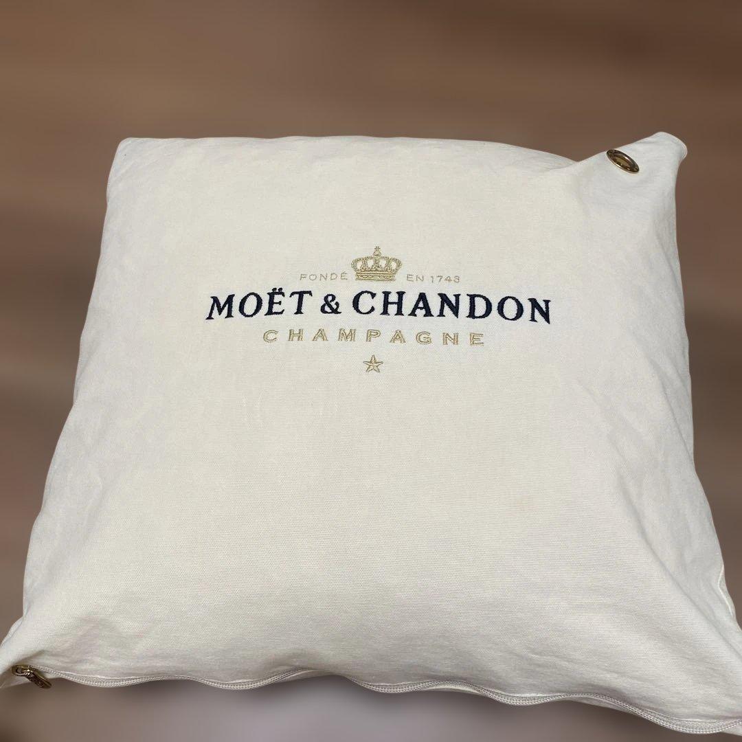 MOËT & CHANDON ロゴ入りクッション2つ　非売品　レア